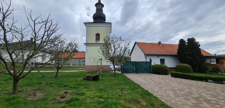 Balatonboglártól 10 km-re Gyugyon családi ház eladó gazdasággal