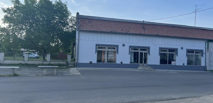 IDN230804 Üzlethelyiség Poroszló központjában