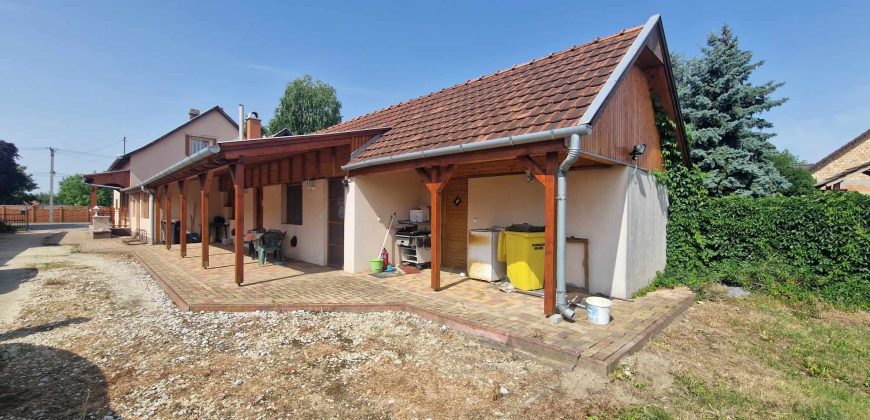 IDN240626 Abádszalók központjában eladó családi ház