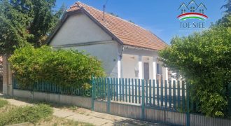 IDN250621A Abádszalók csendes utcájában lévó ház