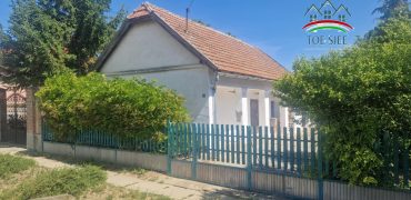 IDN250621A Abádszalók csendes utcájában lévó ház