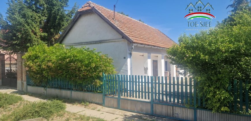IDN250621A Abádszalók csendes utcájában lévó ház